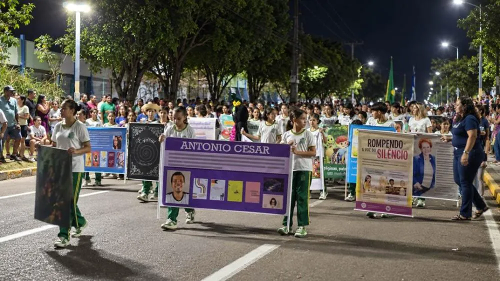 Escola Centro Educacional Lindolfo José Trierweiller homenageia escritores de Sinop no desfile de 7 de Setembro