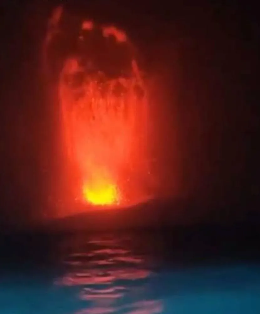 Erupção do Anak Krakatau paralisa voos e mantém Indonésia em alerta